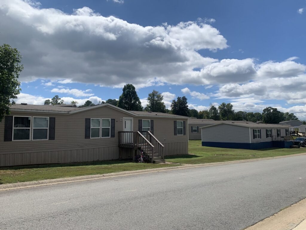 Homes along the street at Lake Hamilton Estates in Hot Springs, AR
