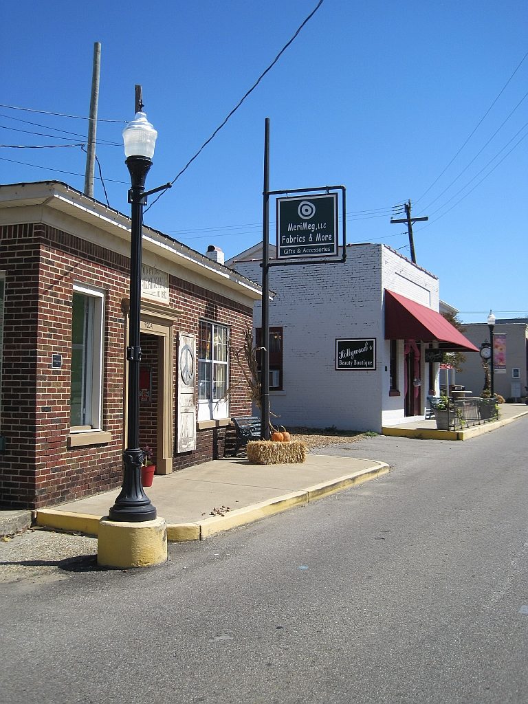 Storefronts along Old Towne Olive Branch, MS, near Candlelite Mobile Estates
